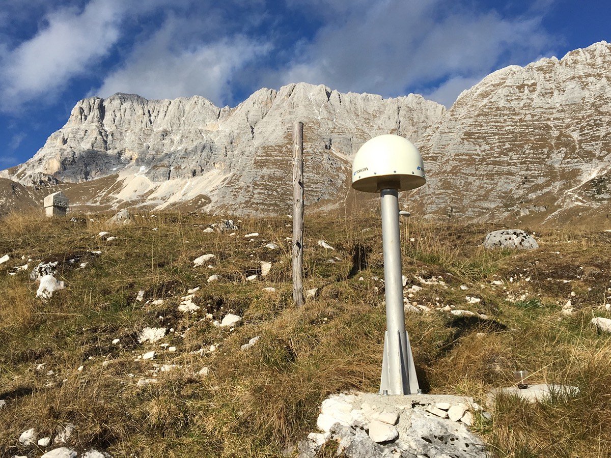 Antenna GNSS della rete SMINO installata sui Piani di Montasio