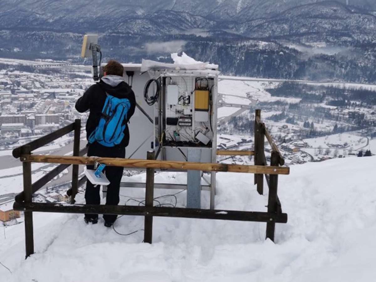 Operazioni di manutenzione su una delle stazioni della rete di monitoraggio sismico e geodetico (SMINO)