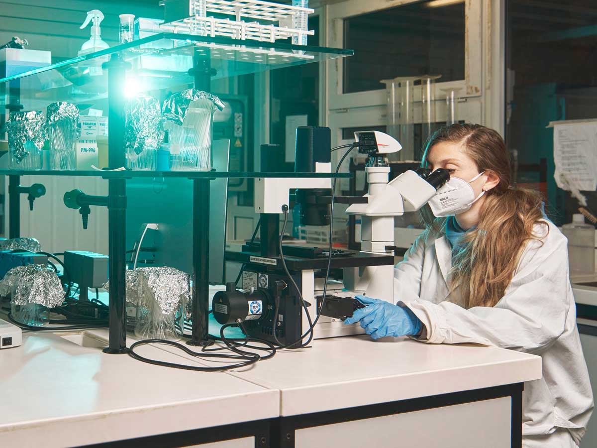 ricercatrice in laboratorio