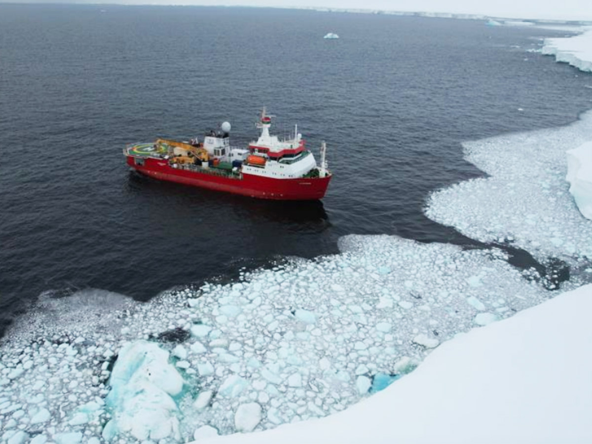 Nave Laura Bassi in Baia delle balene (Mare di Ross - Antartide) – foto Scipinotti/Ferriani©PNRA