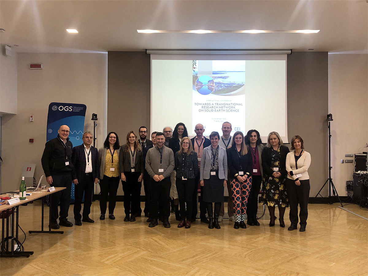 Foto di gruppo dei partecipanti al meeting "“Towards a transnational research network on solid earth science” 