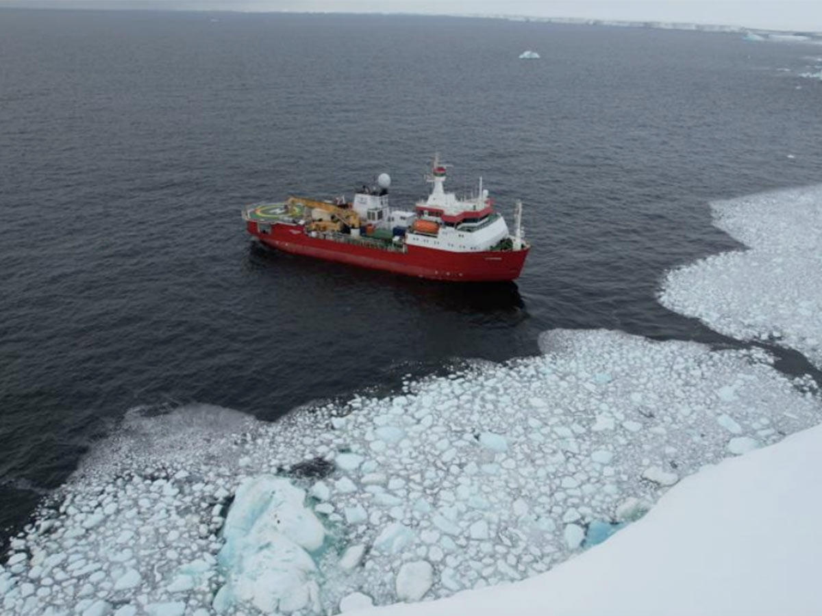 La nave Laura Bassi nella Baia delle balene - gennaio 2023