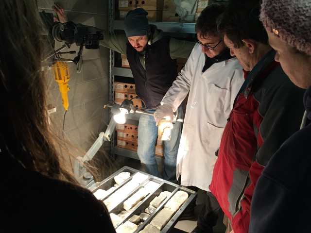 Ricercatori del Network scientifico MEDSALT studiano le carote di salgemma del Gigante salino del Mediterraneo campionati con una perforazione e custodite presso l’archivio dell’Università di Milano