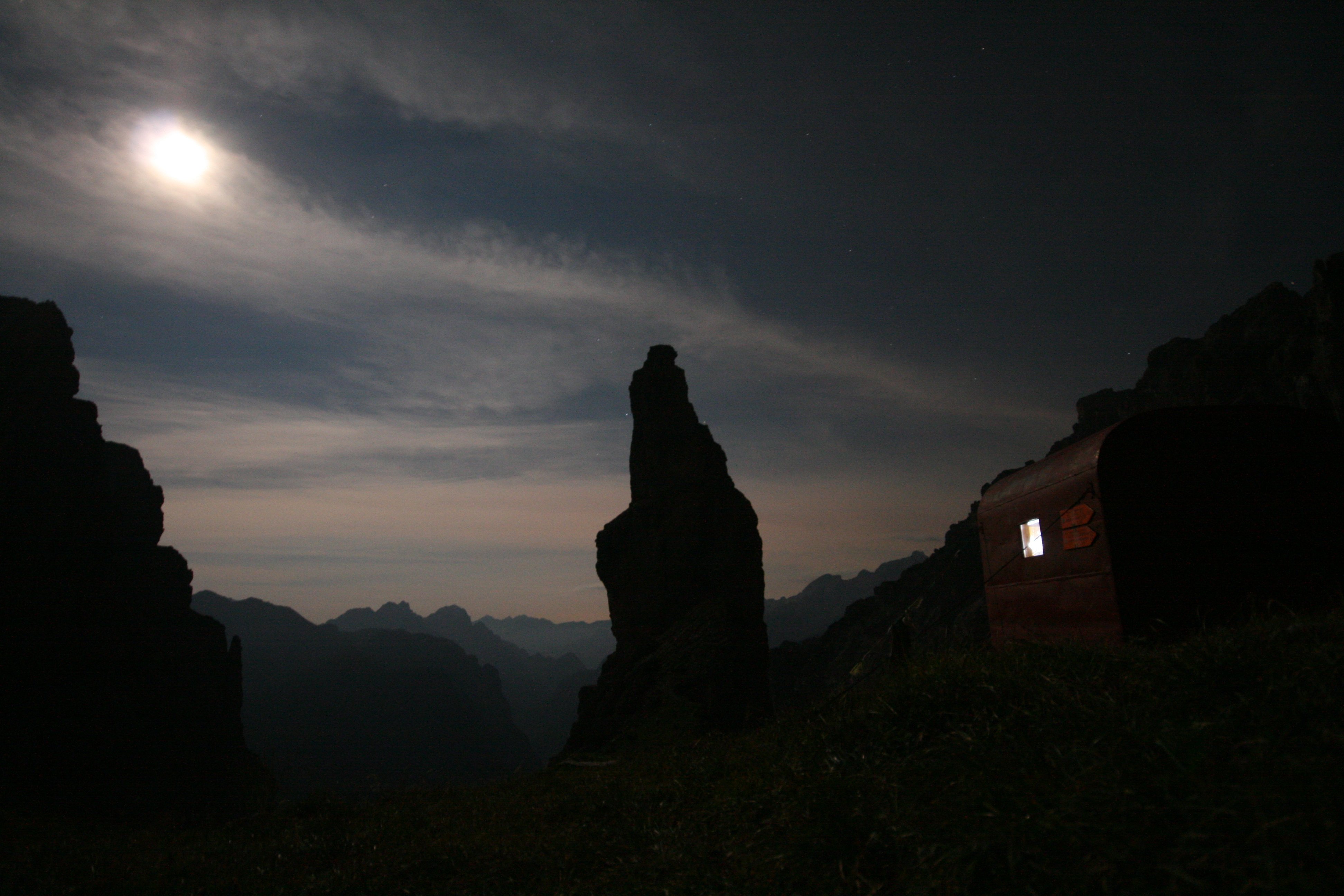 Foto 3 – La squadra ha pernottato al bivacco Perugini, che si intravvede sulla destra al chiaro di luna, a nord-nord-est del Campanile.