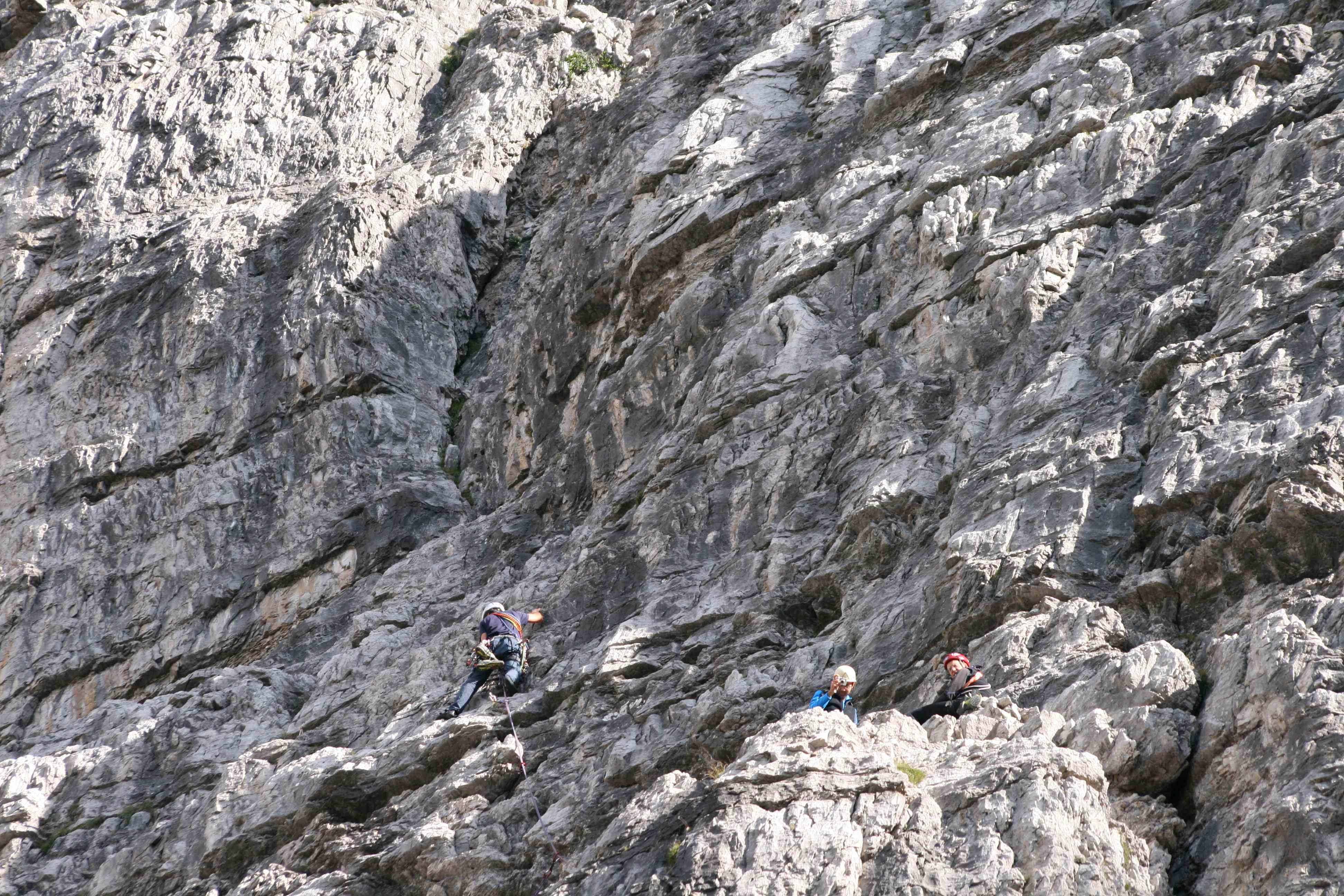 Foto 7 – Foto immediatamente successiva alla precedente (con forte teleobiettivo). Picotti inizia il terzo “tiro” di corda, Pettenati ha terminato la misura sulla piccola cengia (in gergo, “terrazzino”); da destra, Giorgi fa da sicurezza a Picotti.