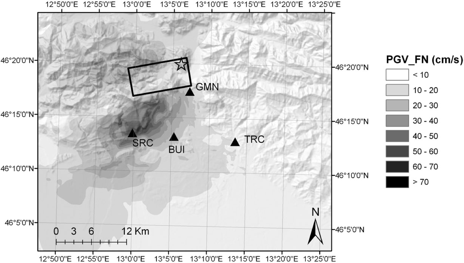 L’area è la stessa della Figura 1. Velocità massime al suolo calcolate in direzione perpendicolare alla faglia (PGV_FN) con la sorgente e la nucleazione -stella- indicate; scossa con Mw 6.0 del 15 Settembre 1976, 09:21. Qui, Buia è BUI e San Rocco SRC. Da Smerzini et al., 2010. Questa immagine spiega perché durante questa scossa San Rocco (roccia dura) diede ampiezze maggiori delle alluvioni di Buia; fu un effetto di sorgente nel campo molto vicino alla sorgente.