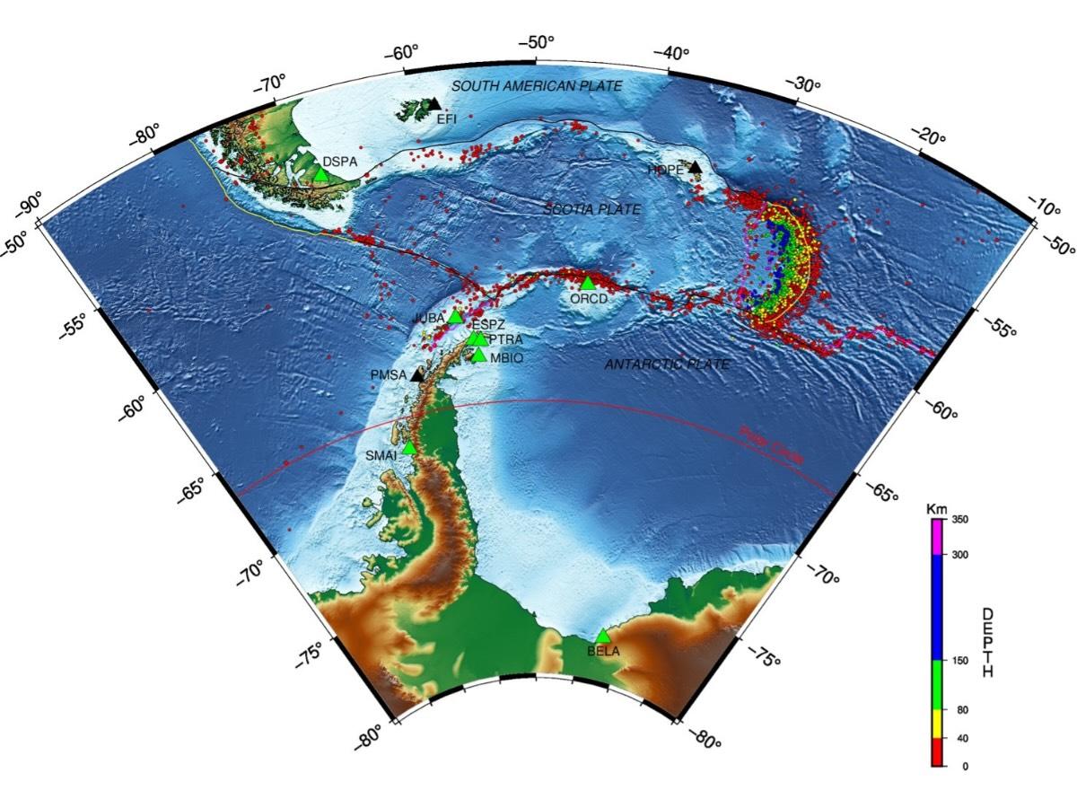 Mappa stazioni ASAIN, triangoli verdi stazioni ASAIN. Cerchi verdi, gialli e rossi rappresentano la sismicità profonda, intermedia e superficiale rispettivamente.